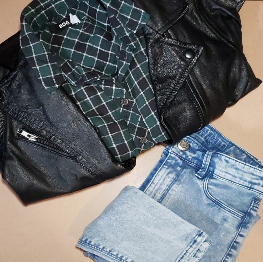BDG Green and Black flannel - Picture 2 of 3